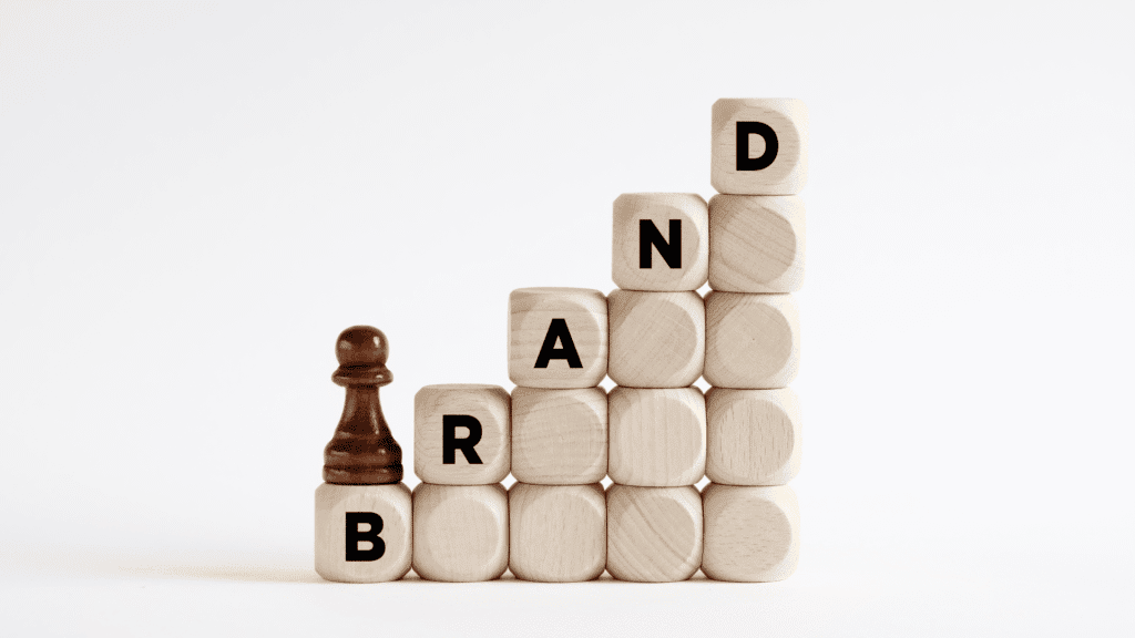 Muitos empreendedores acreditam que branding é sobre logotipo, cores e tipografia. Mas marca não é identidade visual — é identidade estratégica. É a forma como a mente do cliente organiza o valor que você entrega.