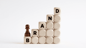 Muitos empreendedores acreditam que branding é sobre logotipo, cores e tipografia. Mas marca não é identidade visual — é identidade estratégica. É a forma como a mente do cliente organiza o valor que você entrega.