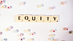 O jogo de equity é um dos pilares mais estratégicos — e ao mesmo tempo mais mal compreendidos — do ecossistema de startups, venture studios e empresas em expansão. Muito além de “dividir sociedade”, equity envolve decisões profundas sobre poder, incentivos, risco, crescimento e valor de longo prazo. Empresas que dominam o jogo de equity constroem parcerias sólidas, atraem talentos estratégicos, acessam capital com inteligência e escalam com alinhamento. Já aquelas que entram nesse jogo sem estrutura costumam enfrentar conflitos societários, desalinhamento estratégico e perda de valor ao longo do tempo. Este artigo aprofunda os fundamentos do jogo de equity, trazendo ensinamentos práticos para founders, investidores, executivos e empreendedores que desejam estruturar participações de forma profissional e sustentável.