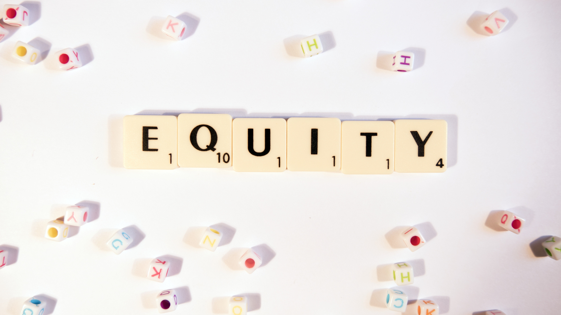 O jogo de equity é um dos pilares mais estratégicos — e ao mesmo tempo mais mal compreendidos — do ecossistema de startups, venture studios e empresas em expansão. Muito além de “dividir sociedade”, equity envolve decisões profundas sobre poder, incentivos, risco, crescimento e valor de longo prazo. Empresas que dominam o jogo de equity constroem parcerias sólidas, atraem talentos estratégicos, acessam capital com inteligência e escalam com alinhamento. Já aquelas que entram nesse jogo sem estrutura costumam enfrentar conflitos societários, desalinhamento estratégico e perda de valor ao longo do tempo. Este artigo aprofunda os fundamentos do jogo de equity, trazendo ensinamentos práticos para founders, investidores, executivos e empreendedores que desejam estruturar participações de forma profissional e sustentável.